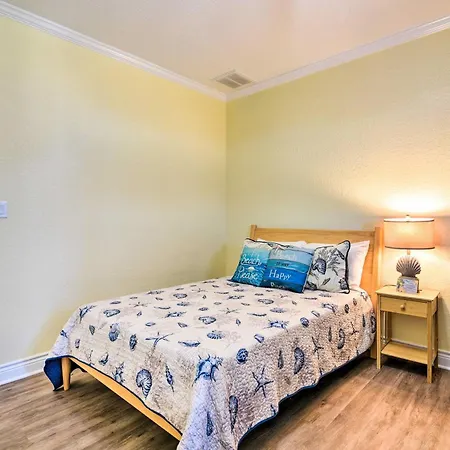 Bright Galveston Retreat With Deck Walk To Beach!
